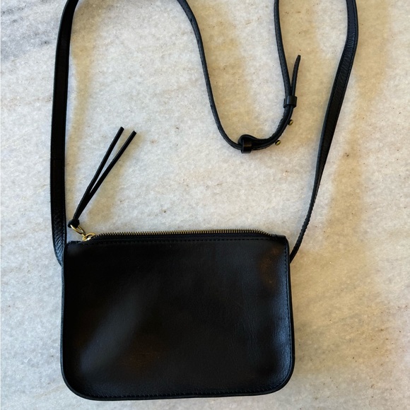 Madewell Simple Crossbody Bag in Black Leather w/adjustable straps - Picture 2 of 4